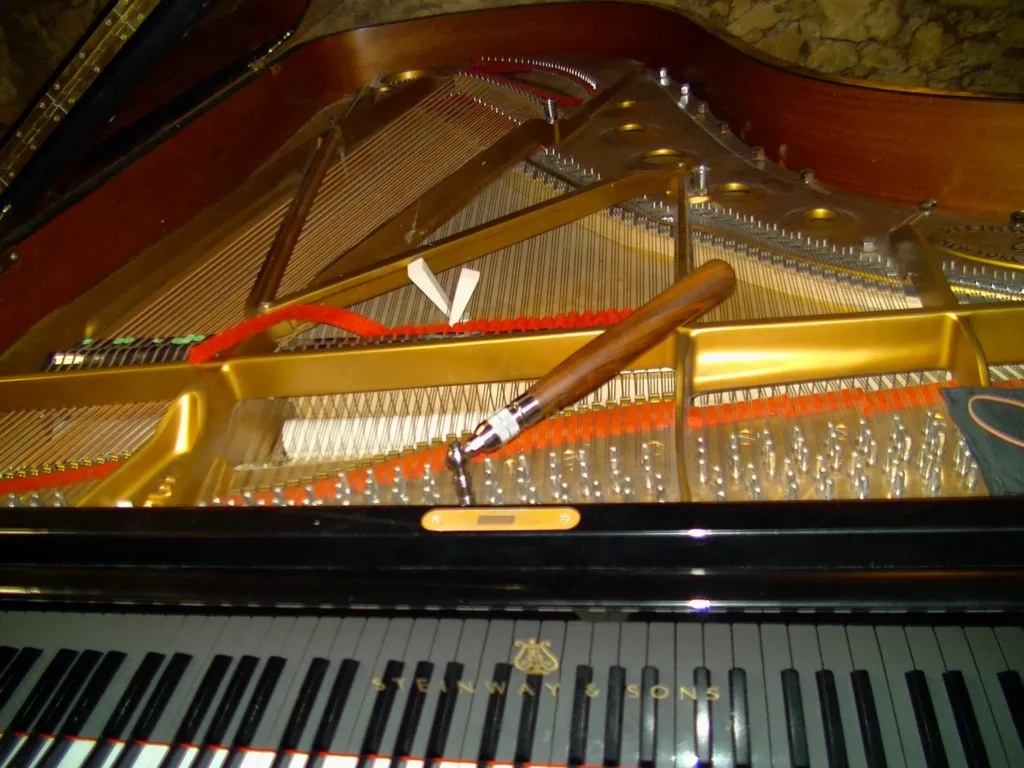 Accordatura del pianoforte Steinway&Sons. Castello Caetani di Sermoneta (Latina).